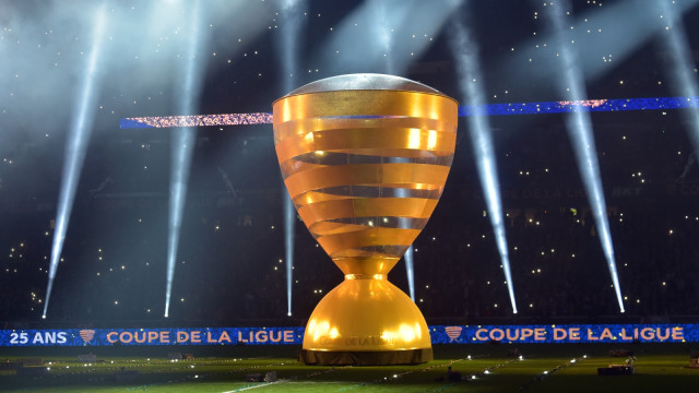 Replika raksasa trofi Piala Liga Prancis. Foto: AFP/Philippe Huguen