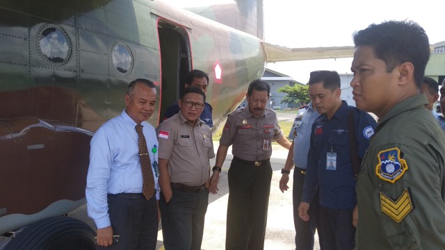PARA pejabat BPPT, BPBD dan TNI AU saat melihat secara dekat pesawat Cassa A-2108 akan digunakan untuk penyemaian 20 ton garam buat hujan buatan. 
