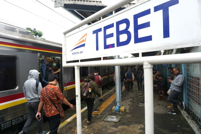 Suasana di stasiun Tebet, Jakarta, Kamis (12/3). Foto: Nugroho Sejati/kumparan