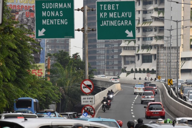 Pengendara sepeda motor berkendara melawan arus karena menghindari razia polisi di JLNT Kampung Melayu-Tanah Abang di Jakarta, Rabu (11/3). Foto: ANATRA FOTO/Indrianto Eko Suwarso