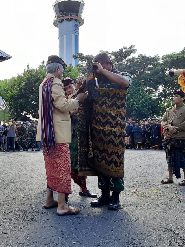 Kasum TNI Letjen Joni Supriyanto terima Gelar Adat Sasak saat tiba di NTB, Kamis (12/3). Foto: Andreas Ricky Febrian/kumparan