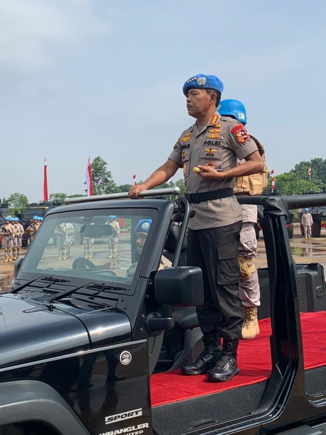 Kapolri Jenderal Idham Azis saat memeriksa kesiapan anggota FPU Unamid di Cikeas, Jawa barat, Kamis (12/3). Foto: Mirsan Simamora/kumparan