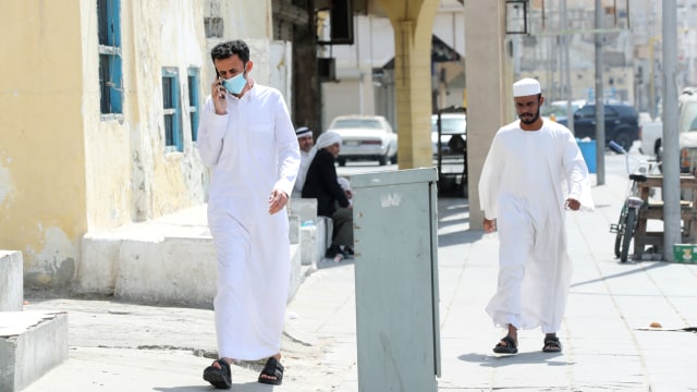 Seorang pria mengenakan masker di provinsi Qatif, Arab Saudi. Foto: REUTERS