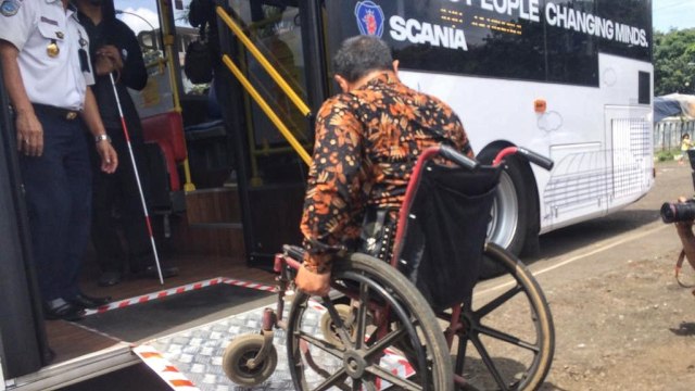 Seorang pengguna kursi roda turut melakukan uji coba Bus Scania jurusan Dipatiukur - Jatinangor, Rabu (11/3). (Foto: Assyifa/bandungkiwari.com)