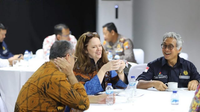 Kepala SKK Migas Dwi Soetjipto dan Presiden EMCL Louise McKenzie, dalam sebuah acara di Jakarta.