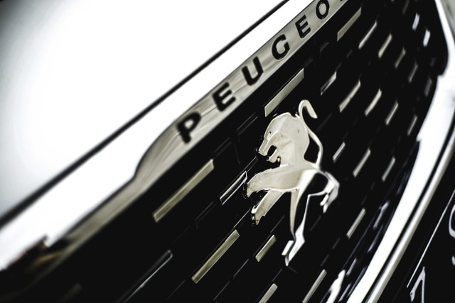 Logo di grille depan Peugeot 3008 Allure Plus Foto: Bangkit Jaya Putra/kumparan