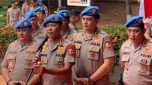 Kapolri Jenderal Idham Azis (kedua kiri) saat upacara pembaretan FPU 12 Unamid Polri di Cikeas, Jawa barat, Kamis (12/3). Foto: Mirsan Simamora/kumparan