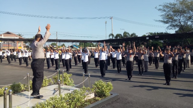 Seluruh Personil Kepolisian Polres Tanah Laut melakukan Senam AW (Andri Wongso) S3 (Sehat-Semangat-Senang), di lapangan Apel Mapolres Tanah Laut, Rabu (11/3/2020)