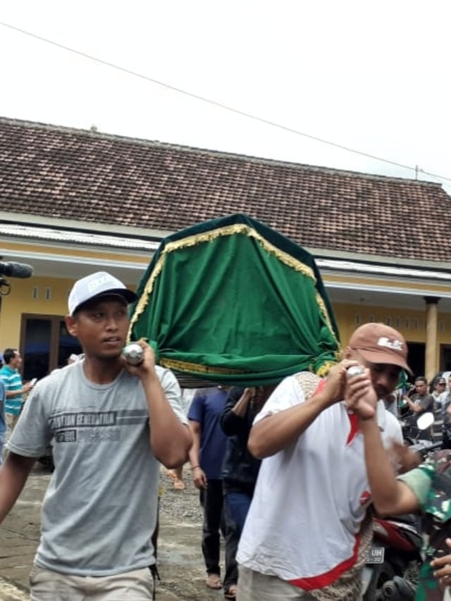 Warga mengangkat jenazah pasutri di Banyuwangi, yang meninggal usai menyantap ikan buntal. Foto: Dok. Istimewa