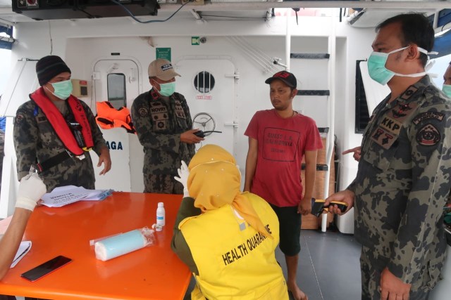 Petugas KKP Langsa memeriksa kesehatan 12 nelayan asal Myanmar yang ditangkap di perairan laut Selat Malaka, Aceh. Foto: Dok. PSDKP Lampulo