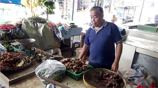 Pedagang rempah di Pasar Tradisional Kabupaten Kuningan menunggu pembeli, Kamis (12/3/2020). (Andri Yanto)