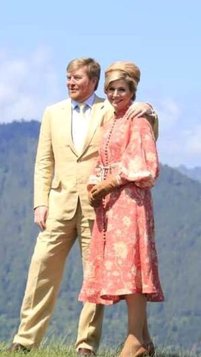 Raja Belanda William Alexander dan  Ratu Maxima Zorreguite, saat menikmati pemandangan Danau Toba, di Bukit Singgolom, Sumatera Utara, Kamis (12/3). Foto: Dok. Istimewa