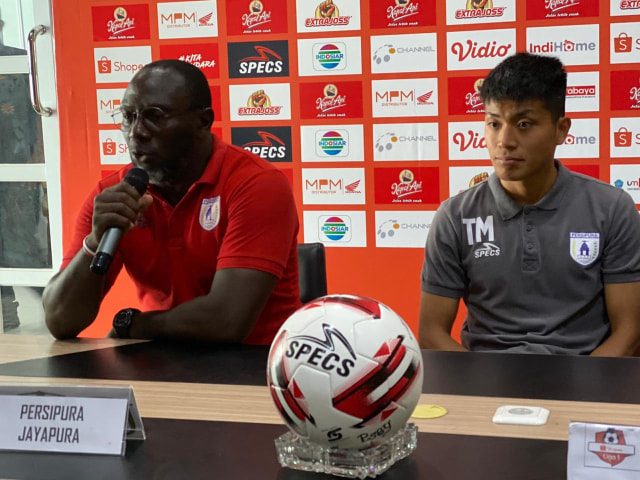 Pelatih Persipura Jayapura, Jacksen Tiago dan Takuya Matsunaga saat pers Conference/ Media Officer Persipura