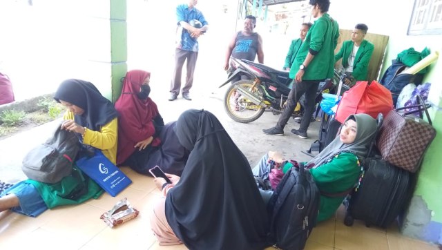 Situasi mahasiswa KKLI 2020 IAIN Ternate yang tidak mendapat tempat di Desa. Foto: Fardi M. Nur/cermat