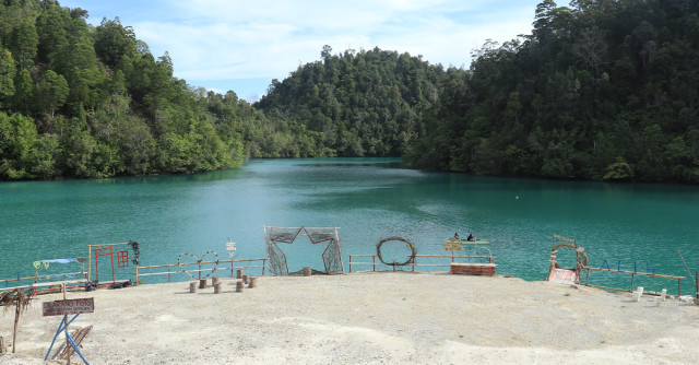 Spot foto di Teluk Sarawandori, Kampung Sarawandori, Distrik Kosiwo, Kota Serui, Kabupaten Kepulauan Yapen, Papua. Wisatawan lokal maupun mancanegara telah menikmati indahnya Teluk Sarawandori, baik di permukaan maupun di menyelam di dalamnya. (Yayasan EcoNusa/Lutfy Mairizal Putra)
