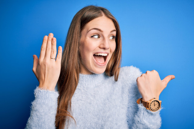 Ilustrasi perempuan mengenakan cincin lamaran. Foto: Shutterstock