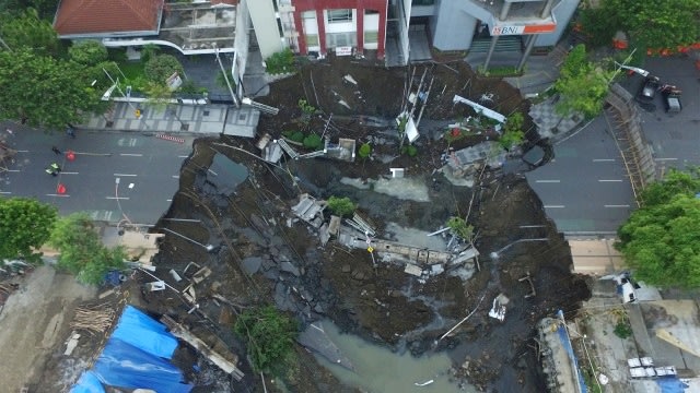 Foto dari udara kondisi tanah ambles di Jalan Raya Gubeng, Surabaya, Jawa Timur, Rabu (19/12).  Foto: ANTARA FOTO/Didik Suhartono