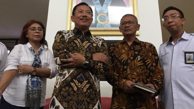 Menkes Terawan Agus Putranto dan Juru bicara pemerintah untuk penanganan virus corona Achmad Yurianto memberikan keterangan pers di RSUP Persahabatan. Foto: Andesta Herli Wijaya/kumparan