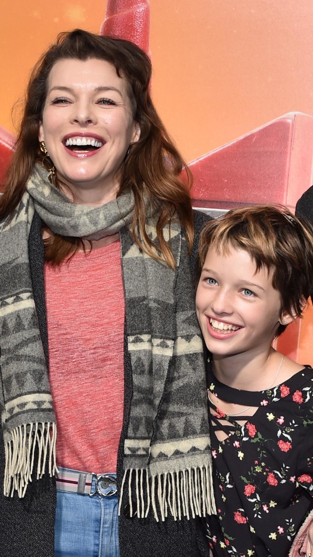 Aktris Milla Jovovich, bersama anaknya, Ever Anderson. Foto: AFP/CHRIS DELMAS