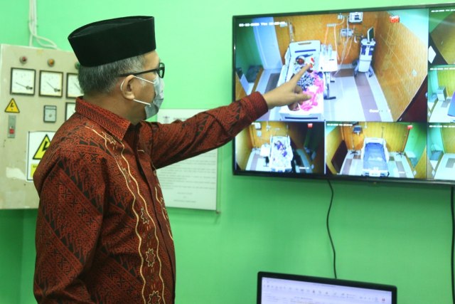 Plt Gubernur Aceh, Nova Iriansyah, saat meninjau kesiapan RSUDZA mengangani pasien gejala mirip Virus Corona, Kamis (12/3). Foto: Humas Setda Aceh