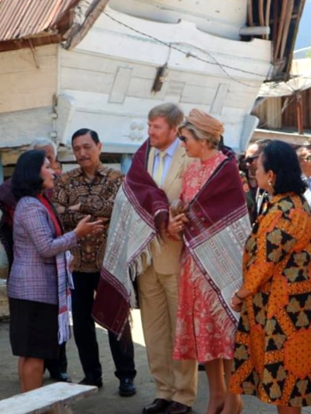 Raja Belanda Willem Alexander dan Ratu Maxima Zorreguieta Cerruti saat disambut di Desa Siambat, Kabupaten Toba, Sumatera Utara, Kamis (12/3). Foto: Rahmat Utomo/kumparan