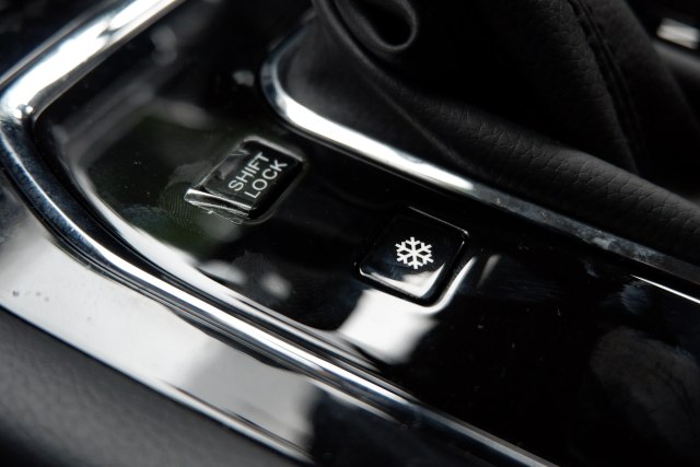 Shift lock dan mode 'salju' DFSK Glory i-Auto Foto: Aditya Pratama Niagara/kumparan