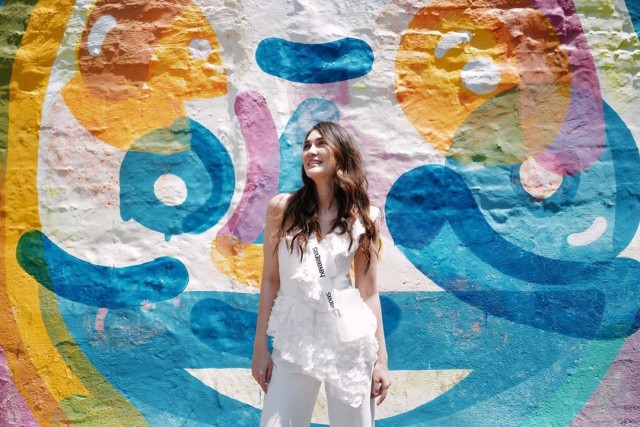 Mengenakan pakaian serba putih, Luna Maya tampak anggun saat berpose di sebuah mural yang ada di Vila Madalena, perkampungan seni di Brasil. Foto: Instagram/@lunamaya