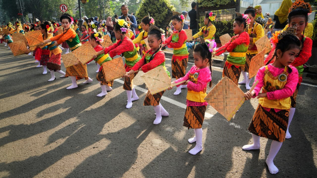 Penari cilik memainkan kipas tradisional di peringatan Hari Tari Dunia 2019, di CFD Dago, Bandung. (Foto-foto: Agus Bebeng/Bandungkiwari)