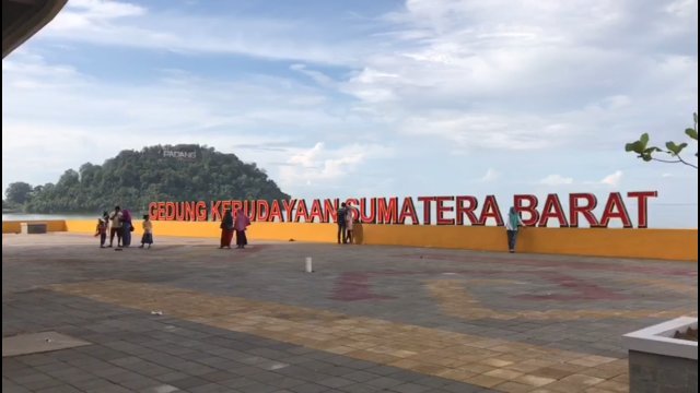 Landmark Gedung Kebudayaan Sumatera Barat di Pantai Kota Padang. Foto: Irwanda/langkan.id