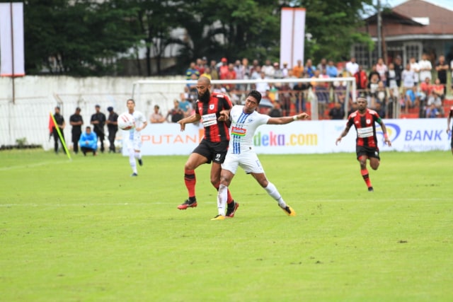 Striker Persipura Jayapura, Sylvano Comvalius, saat berduel dengan pemain PSIS dalam laga perdana Liga 1 di Stadion Klabat Manado.