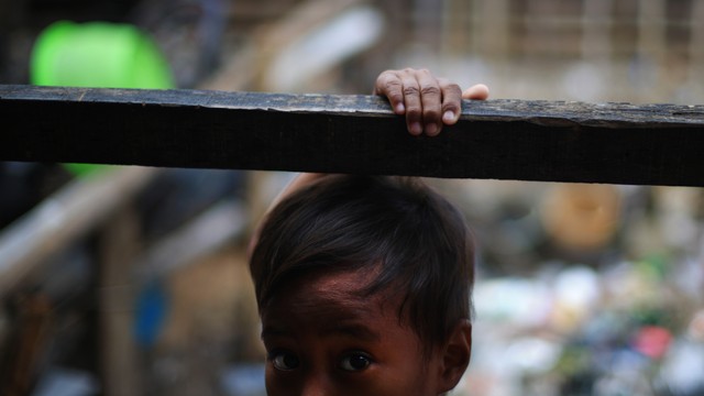 Seorang bermain di perkampungan kumuh, Kampung Bengek di Jakarta Utara.  Foto: Aditia Noviansyah/kumparan