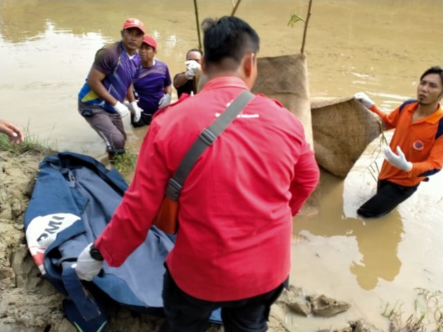 Tarmin, kakek berusia 72 tahun asal Desa Tanjungharja, Kecamatan Kramat, ditemukan tewas di Sungai Cacaban di Desa Sidaharja, Kecamatan Suradadi, Kabupaten Tegal, Kamis (12/3/2020). (Foto: Dok. PMI Tegal)
