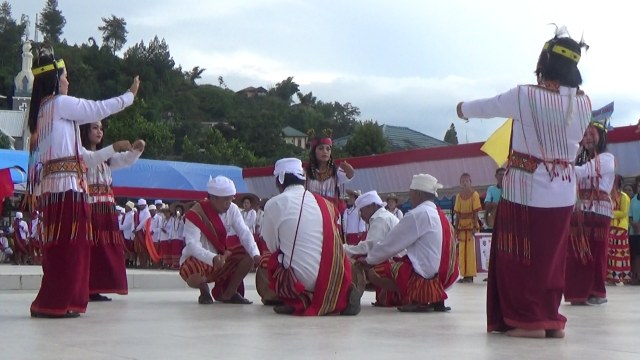 Peserta karnaval seni dan budaya menampilkan tarian tradisional. Foto: Frendy/sulbarkini