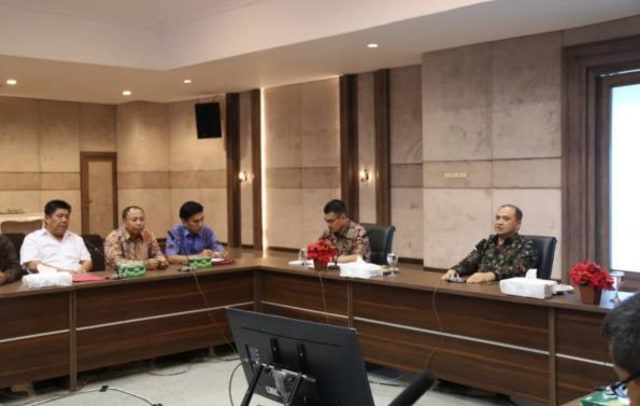 Gubernur Bangka Belitung, Erzaldi Rosman saat bertemu dengan para investor tambak udang. (Ist)