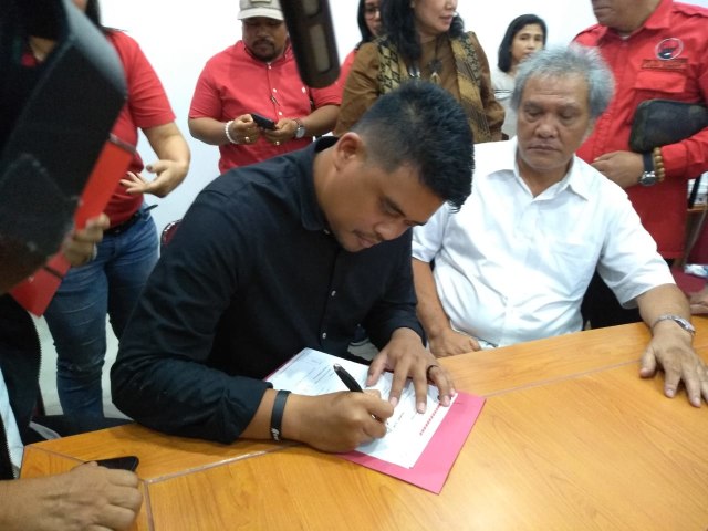 Bobby Afif Nasution mengisi formulir pendaftaran kader PDIP. Foto: SumutNews