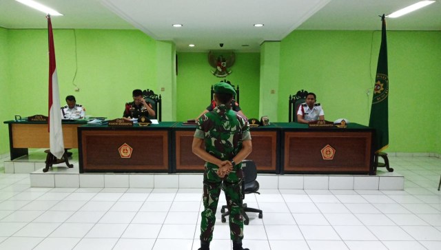 Pratu Demisla Arista Tefbana menjalani persidangan di Pengadilan Militer III/19 Jayapura. (BumiPapua.com/Qadri Pratiwi)