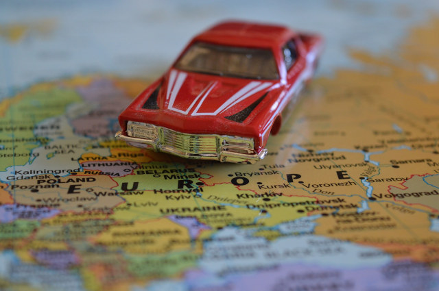 Berkendara dengan mobil keliling Balkan (Sumber: Pixabay/Erika Wittlieb)
