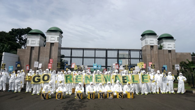 Foto: Aksi Aktivis Greenpeace Berbaju Hazmat Tolak Nuklir (144828)