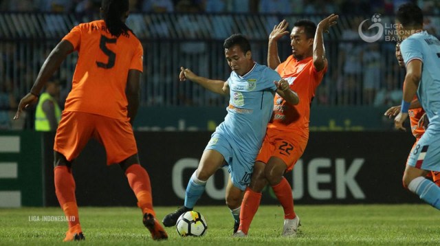 Pertemuan Persela dan Borneo FC pada putaran pertama Liga 1 2018. (foto: Dok. PT LIB)