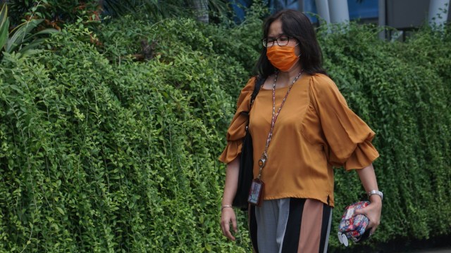 Pekerja bermasker menuju kantor. (Fanny Kusumawardhani/kumparan)