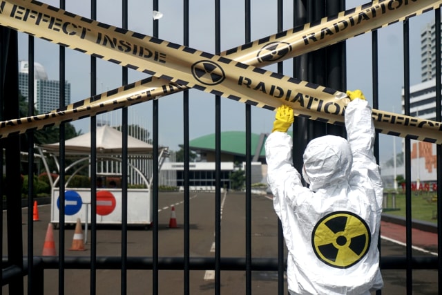 Foto: Aksi Aktivis Greenpeace Berbaju Hazmat Tolak Nuklir (144824)
