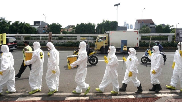Foto: Aksi Aktivis Greenpeace Berbaju Hazmat Tolak Nuklir (144819)
