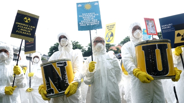 Foto: Aksi Aktivis Greenpeace Berbaju Hazmat Tolak Nuklir (144826)