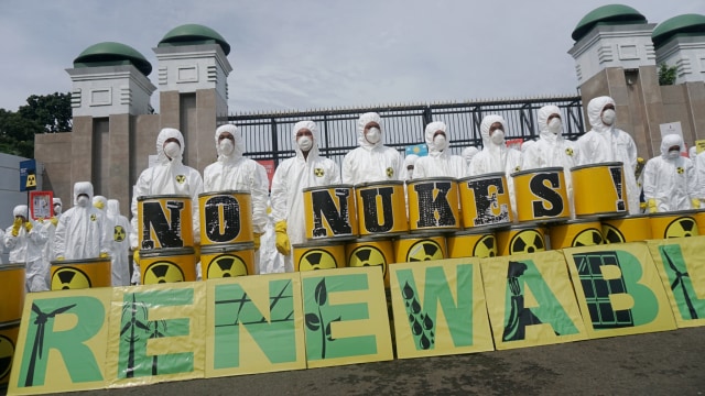 Foto: Aksi Aktivis Greenpeace Berbaju Hazmat Tolak Nuklir (144822)