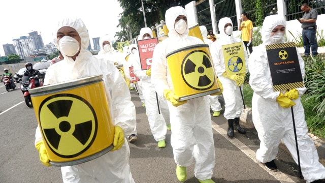 Foto: Aksi Aktivis Greenpeace Berbaju Hazmat Tolak Nuklir (144821)