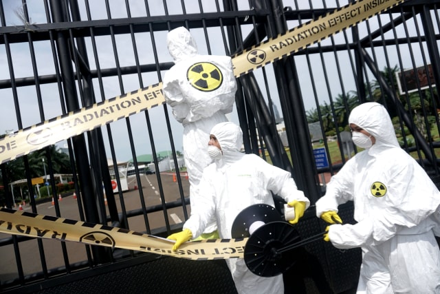 Foto: Aksi Aktivis Greenpeace Berbaju Hazmat Tolak Nuklir (144823)