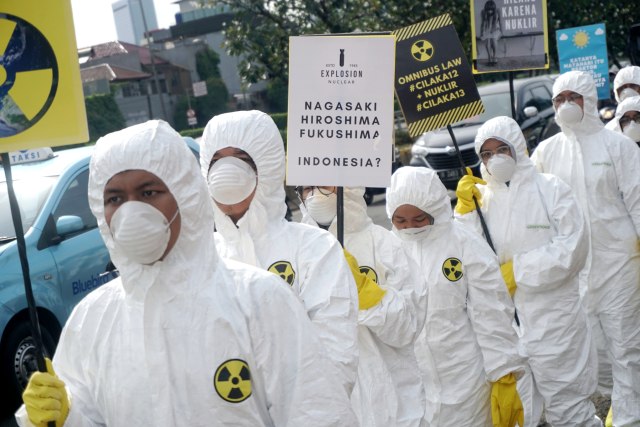 Foto: Aksi Aktivis Greenpeace Berbaju Hazmat Tolak Nuklir (144820)