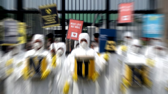 Foto: Aksi Aktivis Greenpeace Berbaju Hazmat Tolak Nuklir (144825)
