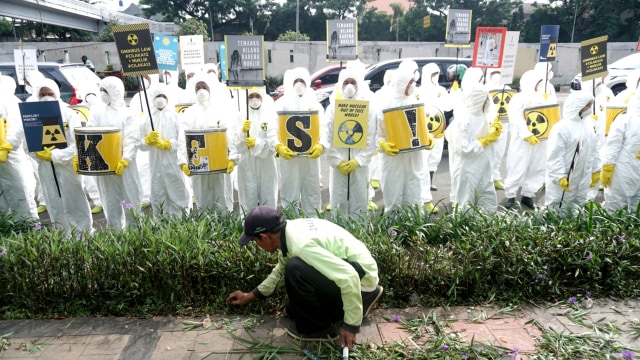 Foto: Aksi Aktivis Greenpeace Berbaju Hazmat Tolak Nuklir (144827)