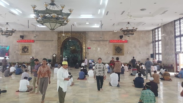 Karpet masjid ditiadakan saat salat jumat di Masjid Sunda Kelapa, Jakarta, Jumat (13/3).
 Foto: Dok. Istimewa